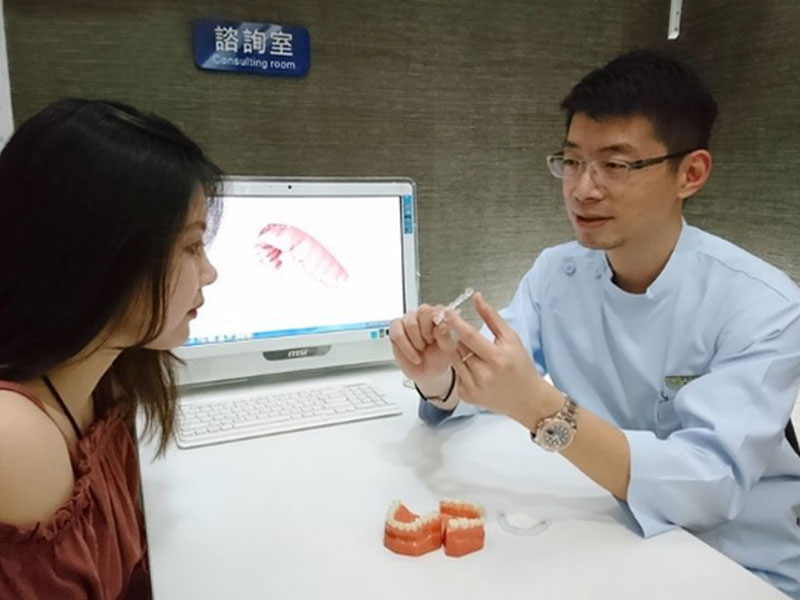擁有迷人微笑曲線 新式隱形矯正免拔牙